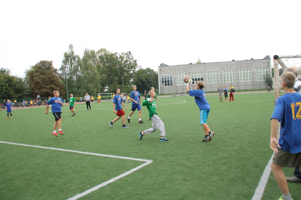 Uzvaras vidusskolas vārtsargs atsit bumbu Bauskas 2. vidusskolas futbolistu uzbrukumā.
Autors: Uldis Varnevičs