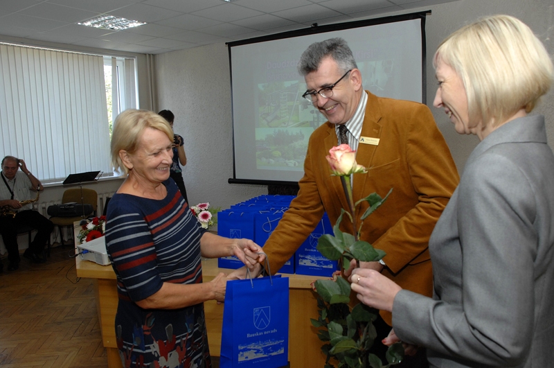 Karogu saņem Zeltīte Frīdmane, konkursam pieteiktās daudzdzīvokļu mājas «Ķirši» Brunavas pagasta Grenctālē iemītniece. 
Autors: Ivars Bogdanovs