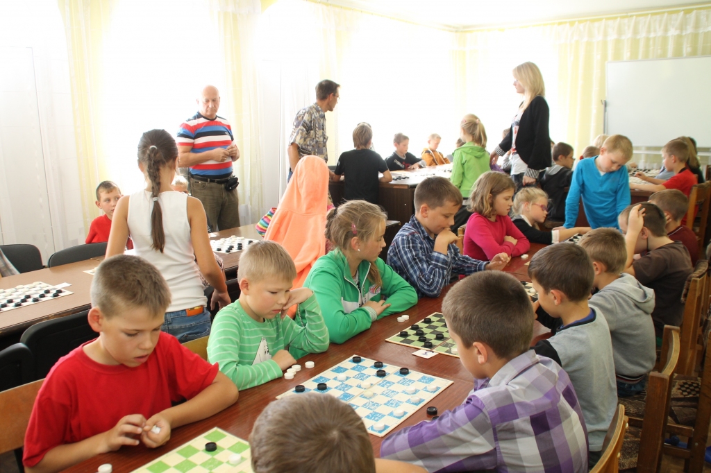 Pirmās jaunā mācību gada dambretes sacīkstes pulcēja kuplu dalībnieku skaitu. 
Autors: Uldis Varnevičs