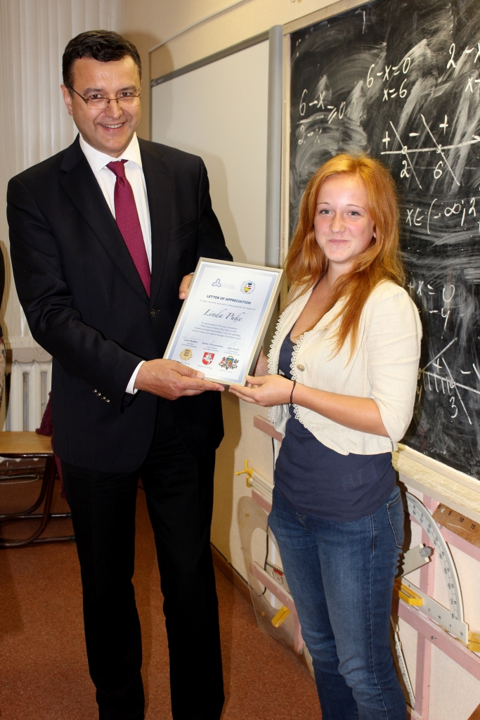 Lindu Pūķi ar atzinības rakstu sveic Latvijas Republikas Saeimas deputāts Jānis Reirs.
Autors: Eva Vlasova