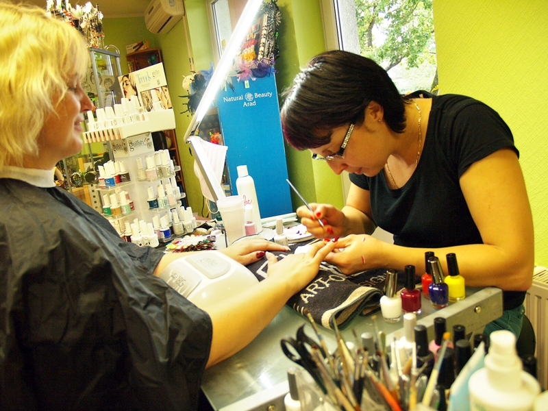 Filigrāno ziedu zīmēšana uz nagiem prasa milzīgu koncentrēšanos un precizitāti. Laimrotas Jaunzemes (no kreisās) nagus ar ziediem jau divus gadus izdaiļo Natālija Kartiševa.
Autors: Antra Ērgle