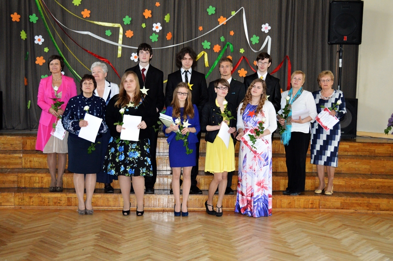 2013./2014. mācību gada absolventi – olimpiāžu uzvarētāji – ar skolotājiem.
Autors: no skolas albuma.