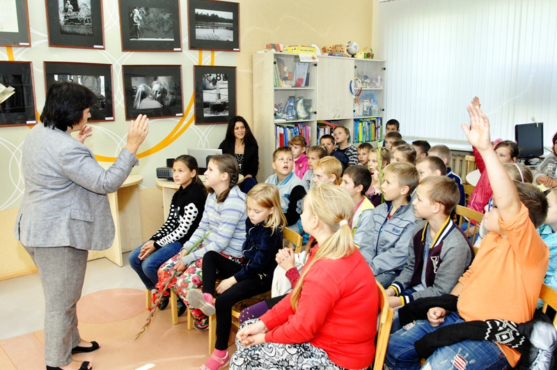 Gundega Sēja, grāmatas «Kā es ar opi braucu Latviju lūkoties» autore, sarunā ar jaunajiem lasītājiem Bauskas bērnu bibliotēkā.
Autors: Ivars Bogdanovs