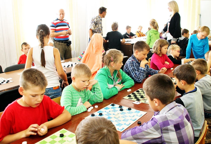 Pirmās jaunā mācību gada dambretes sacīkstes pulcēja kuplu dalībnieku skaitu.
Autors: Uldis Varnevičs