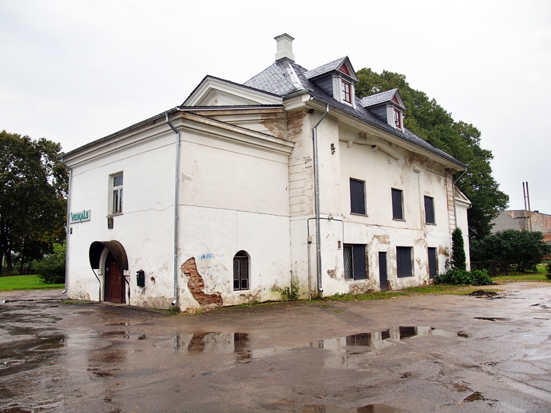 Grāfa laukuma 1. namam uz parka pusi līdz ar daļēju rekonstrukciju veidos piebūvi, kur iekārtos telpas Mūzikas un mākslas skolai.
Autors: Antra Ērgle