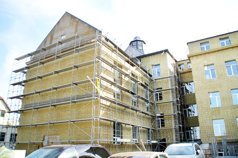 Pie Bauskas Valsts ģimnāzijas atkal uzstādītas sastatnes.
Autors: Uldis Varnevičs