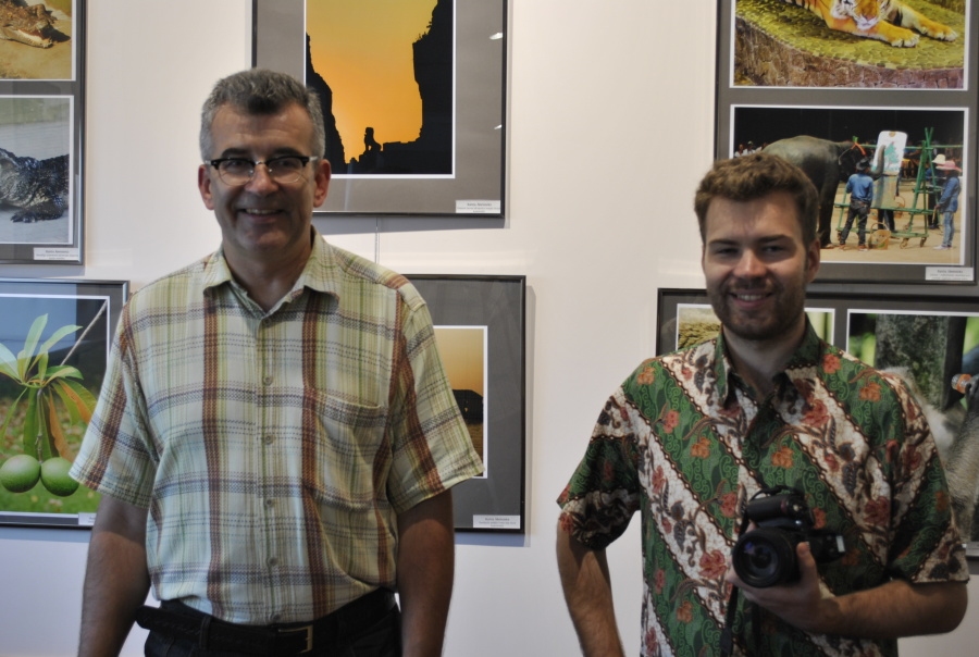 Tēvs un dēls Ābelnieki krāšņajā izstādē atzīst – visgrūtākais bijis izvēlēties, kuras fotogrāfijas no apmēram 200 bilžu krājuma rādīt publikai, jo autoriem katra šķiet spilgta un izteiksmīga.

Autors: Madara Ērgle