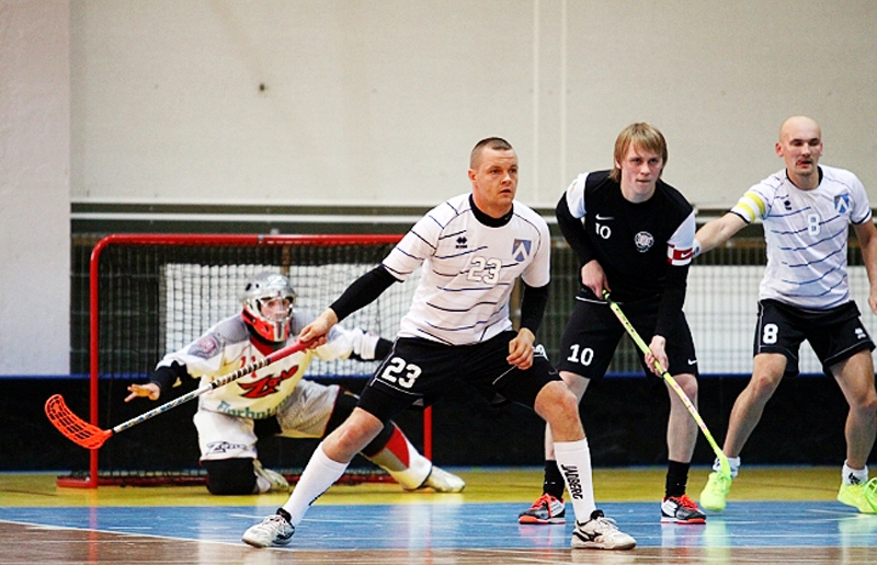 Florbola klubs «Bauska» (baltajos tērpos) šoreiz nespēja pietiekami labi nospēlēt aizsardzībā.
Autors: Elīna Gruncka