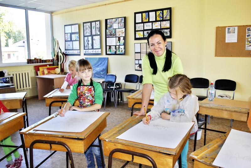 Anda Sproģe vada gleznošanas stundu Vecumnieku mūzikas un mākslas skolas 1. klases audzēkņiem. 
Autors: Māris Krūmiņš