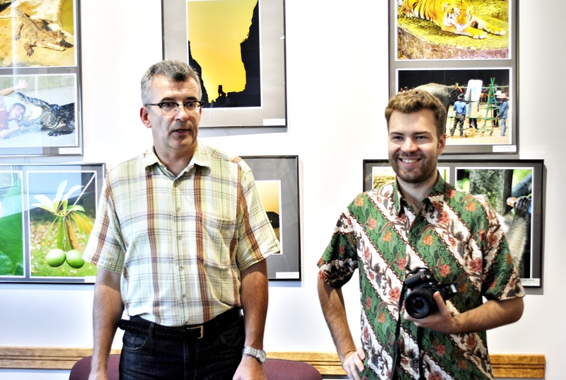 Tēvs un dēls Ābelnieki krāšņajā izstādē atzīst – visgrūtākais bijis izvēlēties, kuras fotogrāfijas no apmēram 200 bilžu krājuma rādīt publikai, jo autoriem katra šķiet spilgta un izteiksmīga.
Autors: Madara Ērgle