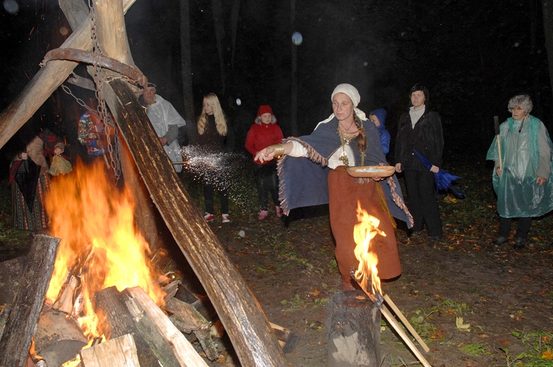 Noslēgumā apmeklētāji piedalījās ugunsrituālā kopā ar folkloras kopu «Laukam pāri». Tās vadītāja Elīna Kūla-Braže stāsta, ka ugunsrituāls ir postfolkloras elements. Pamatā to veido tautasdziesmas, bet katrs rituāls ir unikāls.
Autors: Ivars Bogdanovs