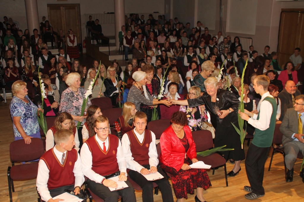 Ģimnāzijas 95 gadu jubilejā sveic bijušos pedagogus.
Autors: Uldis Varnevičs