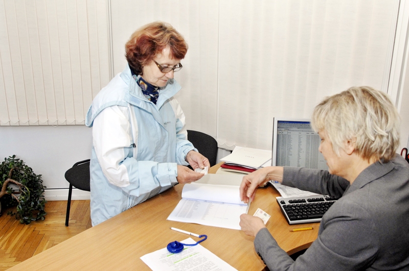 Vijai Ozolai (no kreisās) vēlētājas apliecību izsniedz PMLP Bauskas nodaļas vadītāja Ilona Ķepale.
Autors: Ivars Bogdanovs