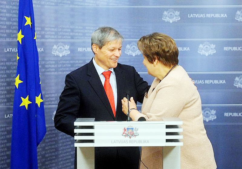 Eirokomisārs Dacians Čološs Latvijā tikās ar zemnieku un valdības pārstāvjiem, arī premjerministri Laimdotu Straujumu.
Autors: no la.lv.