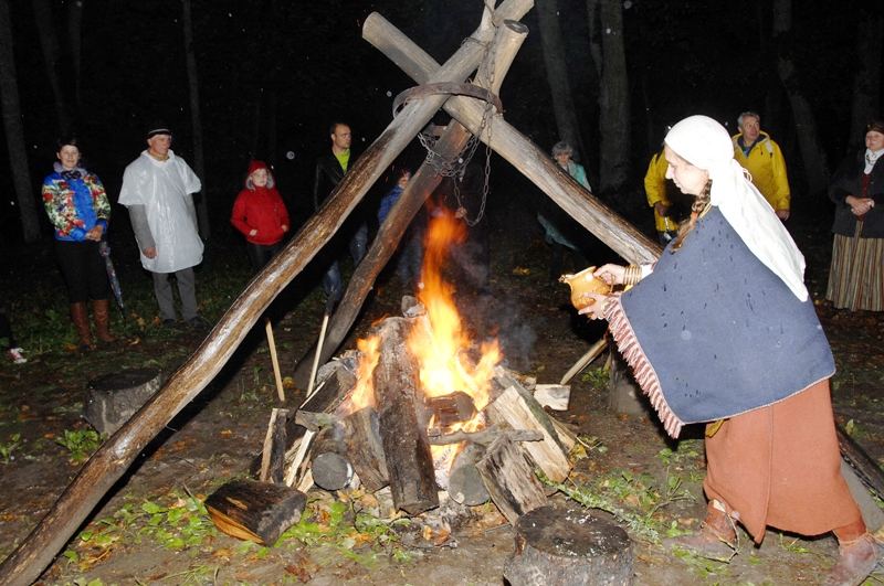 Elīna Kūla-Braže, folkloras kopas «Laukam pāri» pārstāve, Mežotnes pilskalnā vadīja uguns rituālu. 
Autors: Ivars Bogdanovs