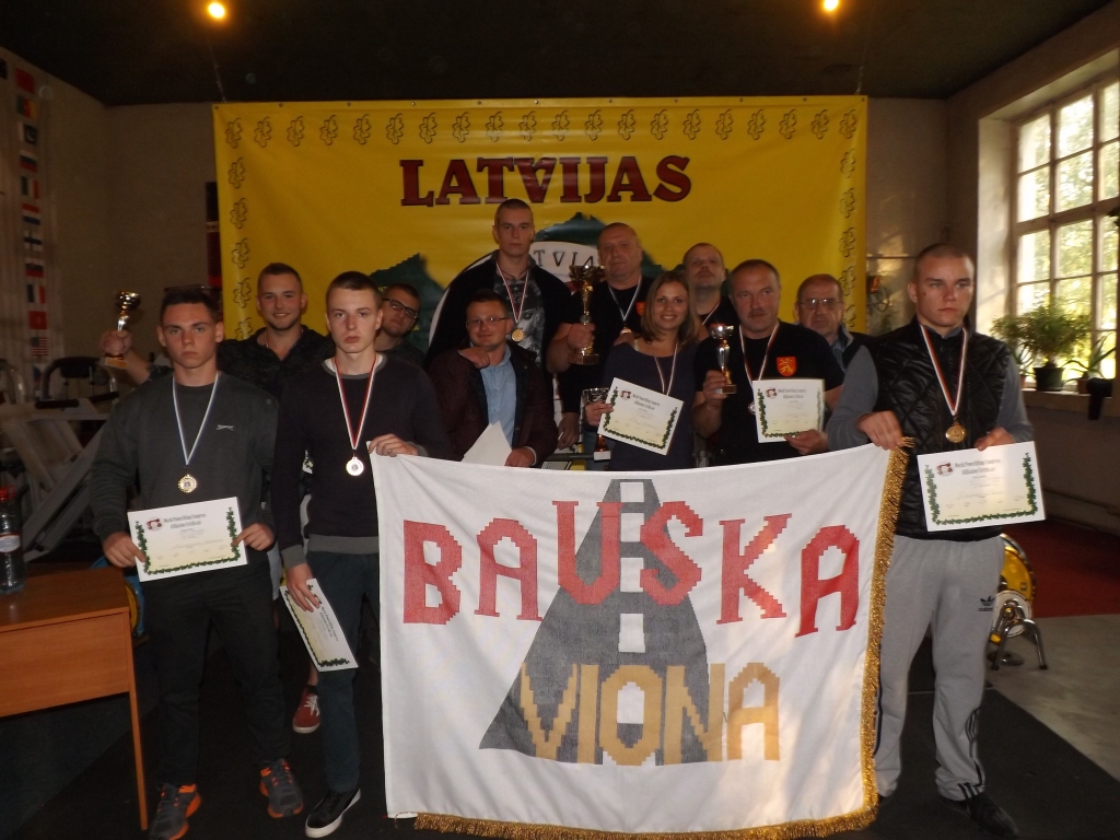 Vienība «Bauska Viona» kļuva par Baltijas čempioniem svaru stieņa spiešanā guļus WPC versijā.
Autors: No albuma.