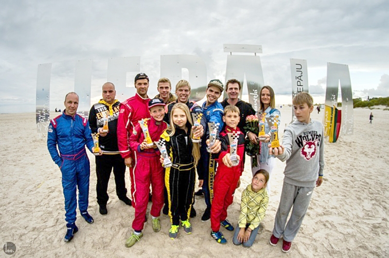 Vienības «Mēmeles sports» piloti sacīkstēs Liepājā.
Autors:  no «Mēmeles sporta» albuma. 