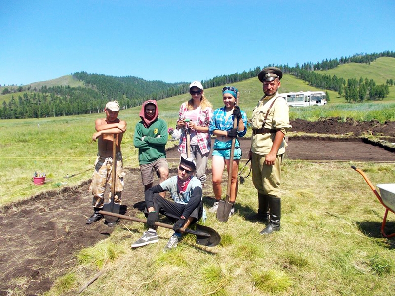 Edmunds Bērziņš (sēž) ar savu izrakumu grupu Kizilkurgānā. No kreisās grupas vadītājs Tigrans, armēņu vēsturnieks, no labās – sargs Aleksandrs pilnā žandarma formā.
Autors: no personiskā albuma