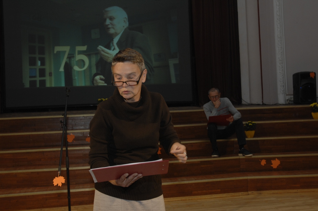 Bauskas Tautas teātra aktieri pasākumā ievija vēl vienu, dažiem jau aizmirstu R. Ādmīdiņa daiļrades virzienu – humoristiskos stāstus, aforismus, dzejas. 
Autors: Ivars Bogdanovs