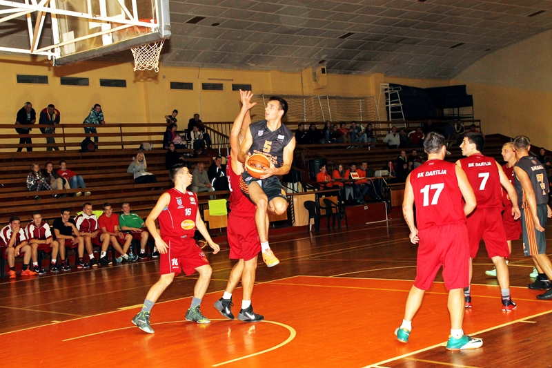 Mikus Karlovs (5. numurs) spēja raidīt bumbu grozā arī grūtā situācijā.
Autors: Uldis Varnevičs