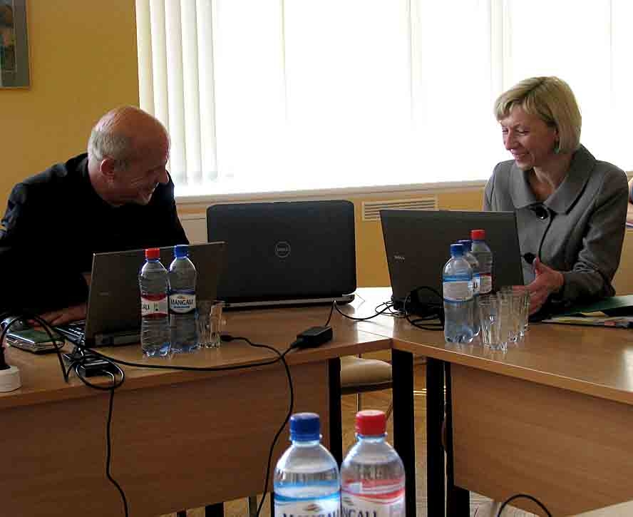 Jānis Feldmanis šī gada jūnija sēdē sarunā ar novada domes izpilddirektora vietnieci Inetu Ruhocku. 
Autors: Vilnis Auzāns