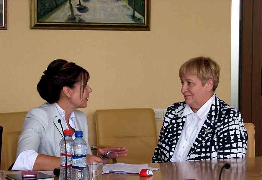 Izglītības, kultūras un sporta lietu komitejas priekšsēdētāja Inita Nagņibeda (no kreisās) ar savas vadītās komitejas jauno locekli deputāti Veru Grigorjevu. 
Autors: Ivars Bogdanovs