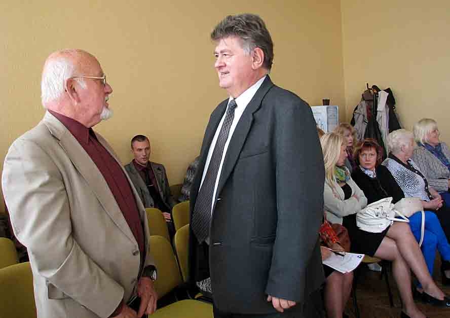 Apbalvojumu piešķiršanas padomes priekšsēdētājs Guntis Liepa (no kreisās) sarunā ar Bauskas pilsētas pamatskolas direktoru Jāni Rumbu. 

Autors: Vilnis Auzāns