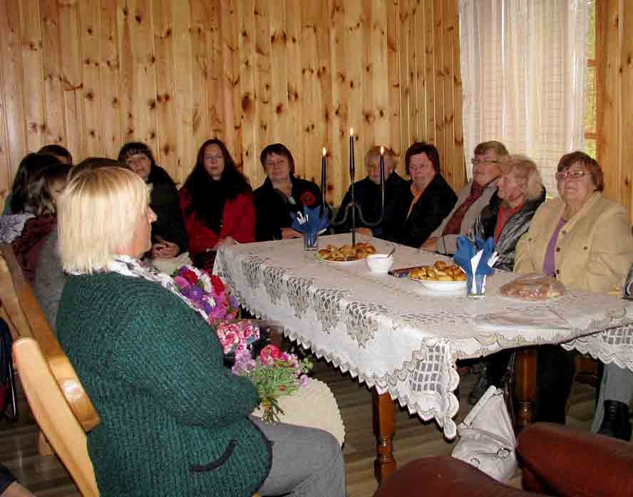 Spolnieku mājas viesu zālē sanākušie ieklausās Jāņa Sarmas stāstu fragmentos.
Autors: Vilnis Auzāns