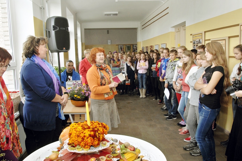 Iveta Salgrāve (centrā) lasīja Imanta Ziedoņa vārsmas.
Autors: Ivars Bogdanovs