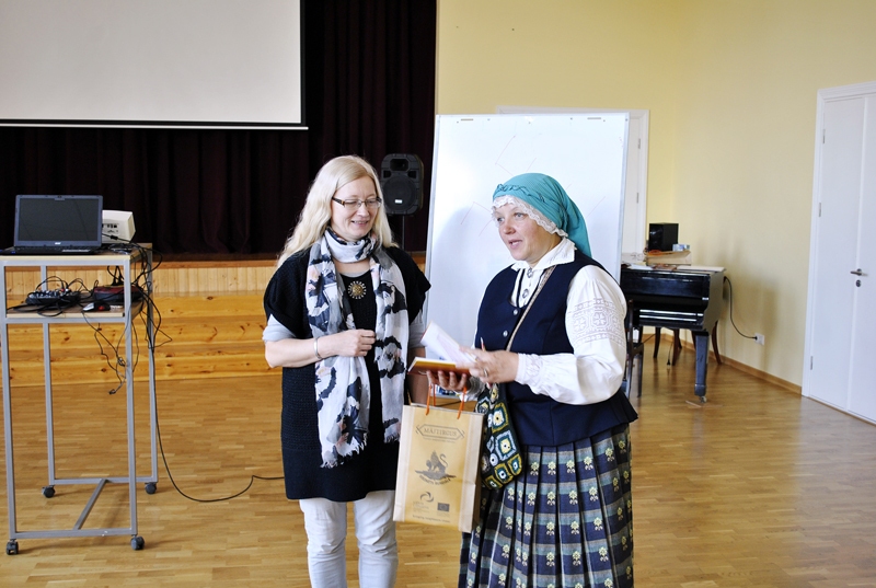 Inese Krūmiņa (no kreisās), jostu audēja un folkloriste, iepazīstināja rundāliešus ar latviešu ornamentu nozīmi. Viņai pateicas pasākuma organizatore Aelita Ramane.
Autors: Māris Krūmiņš