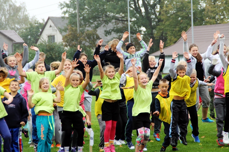 Codes pamatskolas audzēkņi aizrautīgi izpilda vingrošanas elementus.
Autors:  Uldis Varnevičs