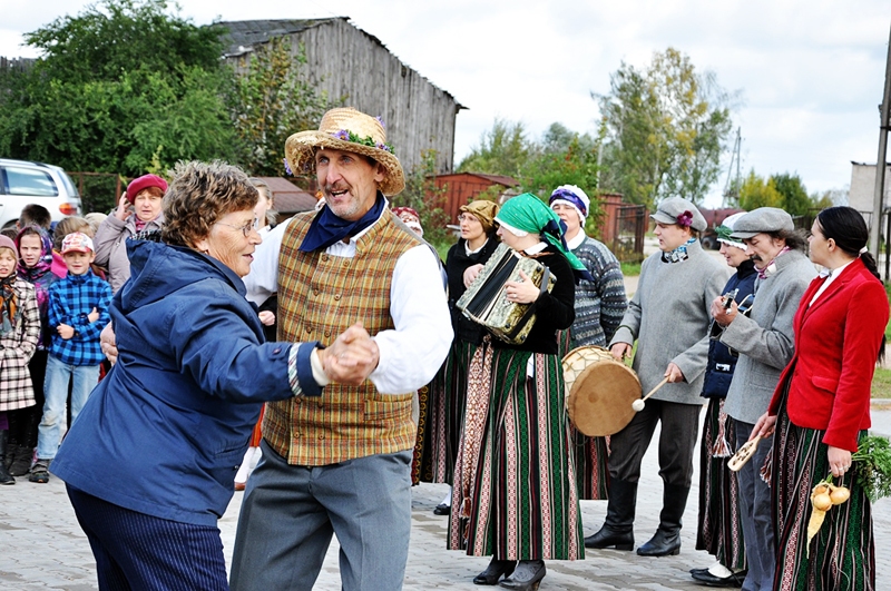 Bārbelieši dancināja kaimiņu ciematu ļaudis.
Autors: Žanna Zālīte