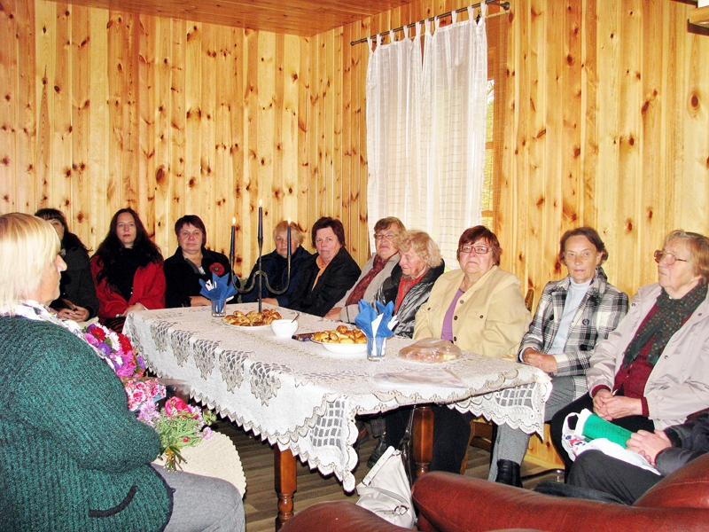 Spolnieku mājas viesu zālē kuplā skaitā sanāca Jāņa Sarmas daiļtades mantojuma cienītāji. 
Autors: Vilnis Auzāns