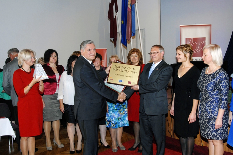 Balvu saņēma Rundāles mērs Aivars Okmanis ar savu komandu. Par īpašu ieguldījumu uzteica pašvaldības darbinieces Kristīni Brūveli (no labās), Kristīni Kociņu un Ludmilu Knoku.
Autors: Ivars Bogdanovs