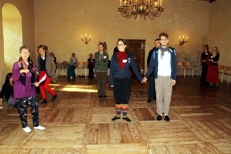 Heizela Denisone (no kreisās) māca renesanses dejas Bauskas pilī.
Autors: Uldis Varnevičs