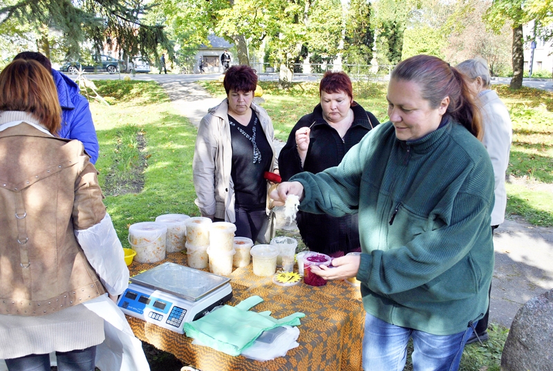 Skābētus kāpostus ar persikiem un šampanieti festivāla apmeklētāji izpirka visātrāk.