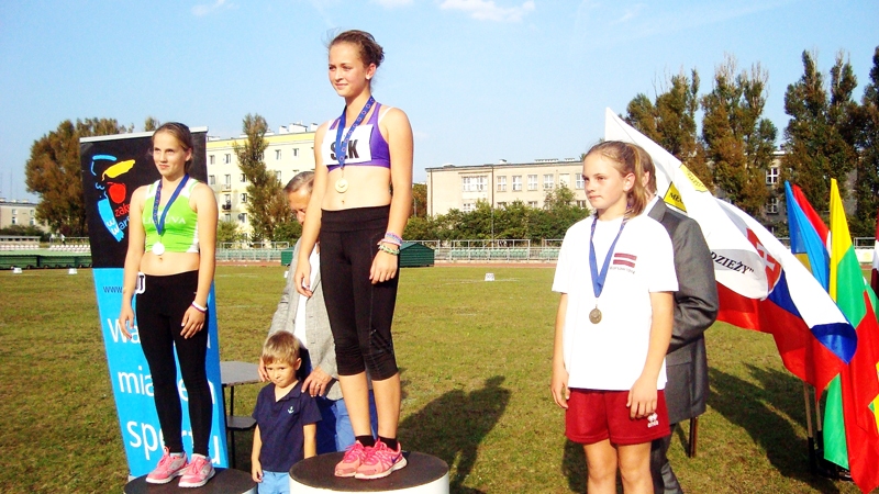 Airisa Cimermane (no labās) uz goda pjedestāla Polijā.
Autors: no I. Lukjaņinas albuma