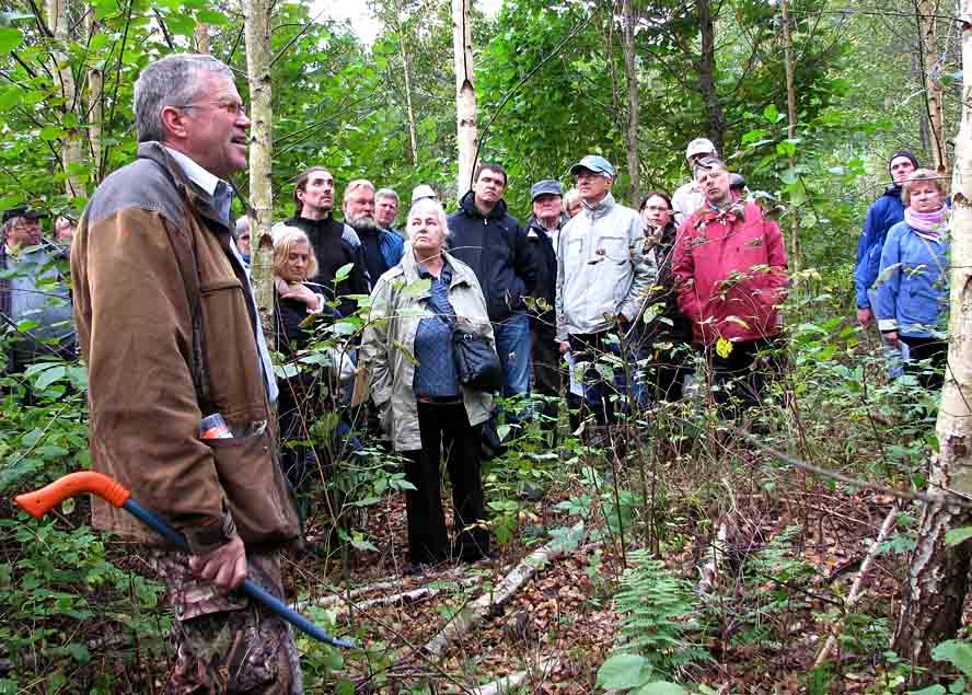 Padomus semināra dalībniekiem sniedz meža saimnieks Dzintars Laivenieks. 
Autors: Vilnis Auzāns