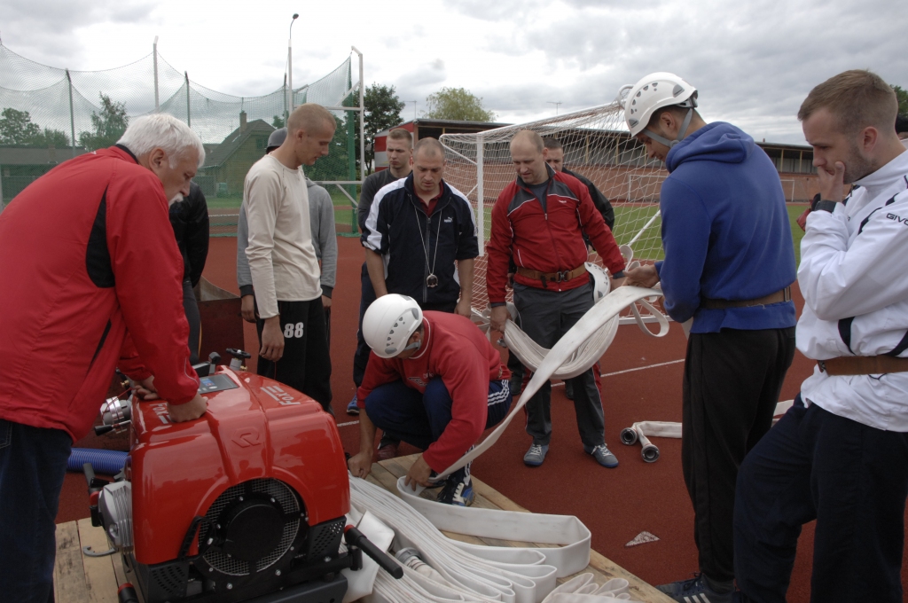 Sacensības ugunsdzēsības sporta disciplīnā izvēršanās no motorsūkņa ir notikušas arī Bauskā. 
Autors: Ivars Bogdanovs