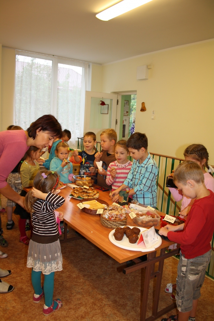 Grupa «Zvaniņi» ar skolotāju Indru Krauju.
Autors: No albuma.