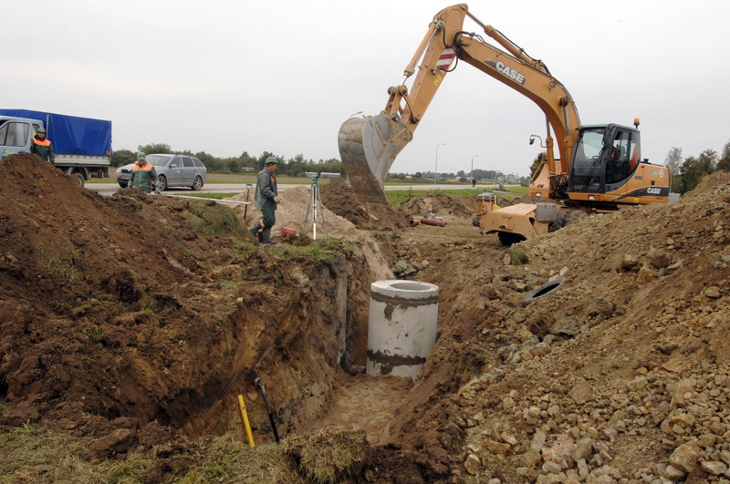 Lietuvas uzņēmums «Edrija» Pilsrundālē rekonstruē un izbūvē jaunus kanalizācijas tīklus.
Autors: Ivars Bogdanovs