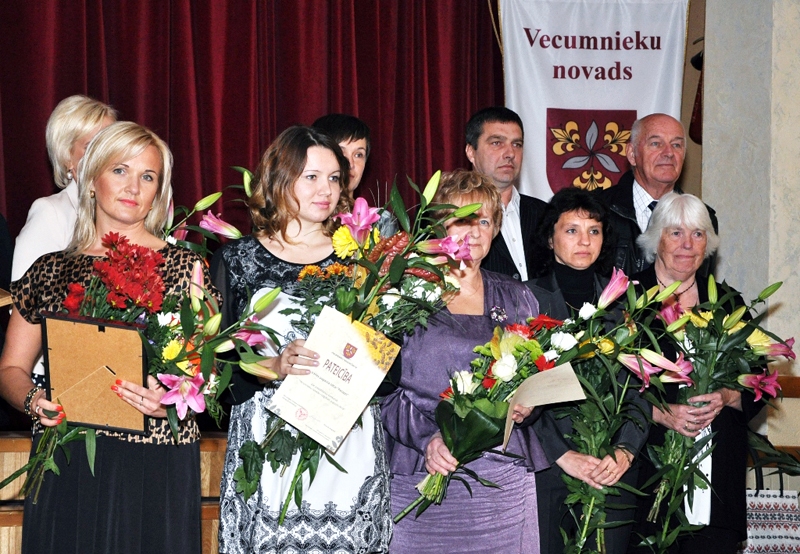 Māju īpašnieku daļa, kas startēja nominācijā «Rosīgākā māja ciema teritorijā». Pavisam bija 12 dalībnieku, bet laurus plūca Skaistkalnes pagasta «Rožlejas», kur saimnieko Elga (pirmā no kreisās) un Agris Kaļķi.
Autors: Žanna Zālīte