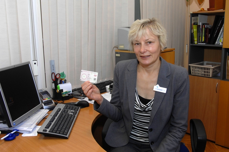 Ilona Ķepale, Pilsonības un migrācijas lietu pārvaldes Bauskas nodaļas vadītāja, aicina pilsoņus, kuriem ir tikai ID karte, izņemt vēlētāja apliecību.
Autors: Ivars Bogdanovs