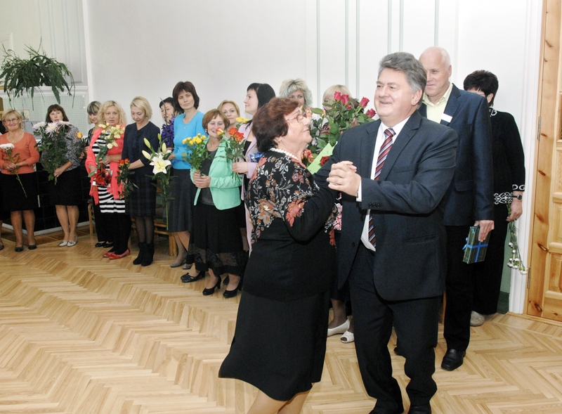 Jānis Rumba, Bauskas pilsētas pamatskolas direktors, 60 gadu jubilejas sarīkojumu sāka ar bijušo un esošo kolēģu izdancināšanu.
Autors: Ivars Bogdanovs