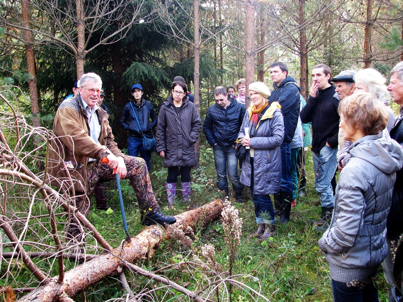 Mežkopju semināra dalībniekiem padomus sniedz Tukuma puses meža saimnieks Dzintars Laivenieks.
Autors: Vilnis Auzāns