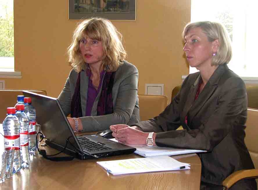 SIA «Vision A» valdes priekšsēdētāja Iveta Magone (no kreisās) divus gadus veiks iekšējās auditores pakalpojumus Bauskas novada domē. Deputātiem auditores darba uzdevumus skaidroja novada pašvaldības izpilddirektora vietniece Ineta Ruhocka. 
Autors: Vilnis Auzāns