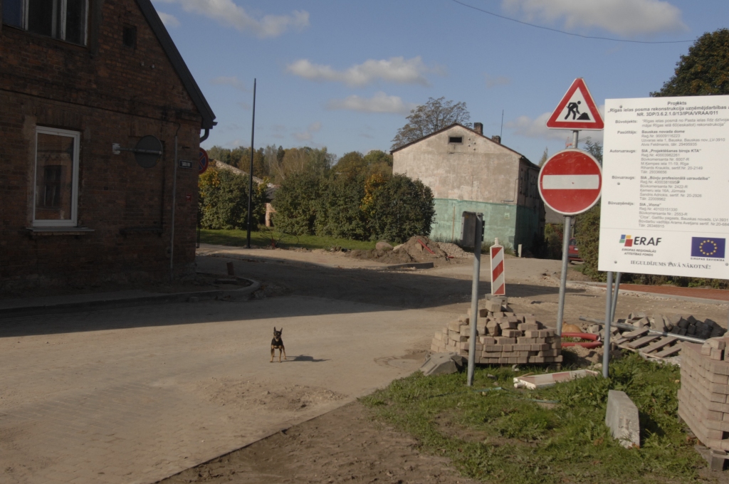 «Ķieģelis» joprojām liedz šoferiem braukt pa Rīgas ielu Bauskā posmā no Salātu līdz Pasta ielai. 
Autors: Ivars Bogdanovs