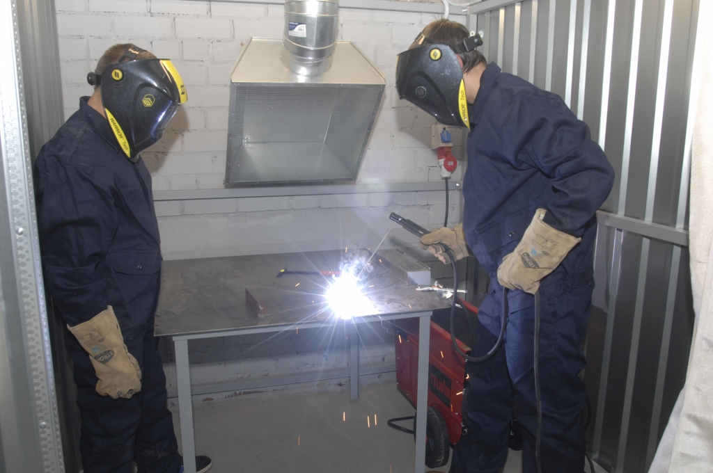 Mežotnes internātvidusskola otro gadu skola īsteno aprūpētāja un metinātāja profesionālās izglītības programmas.
Autors: Ivars Bogdanovs