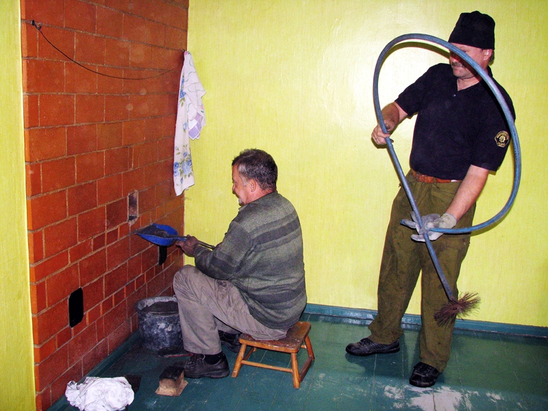 Dūmkanālu tīrīšanā Aivaram Krieviņam asistē Ralfs Šastakovičs.
Autors: Vilnis Auzāns