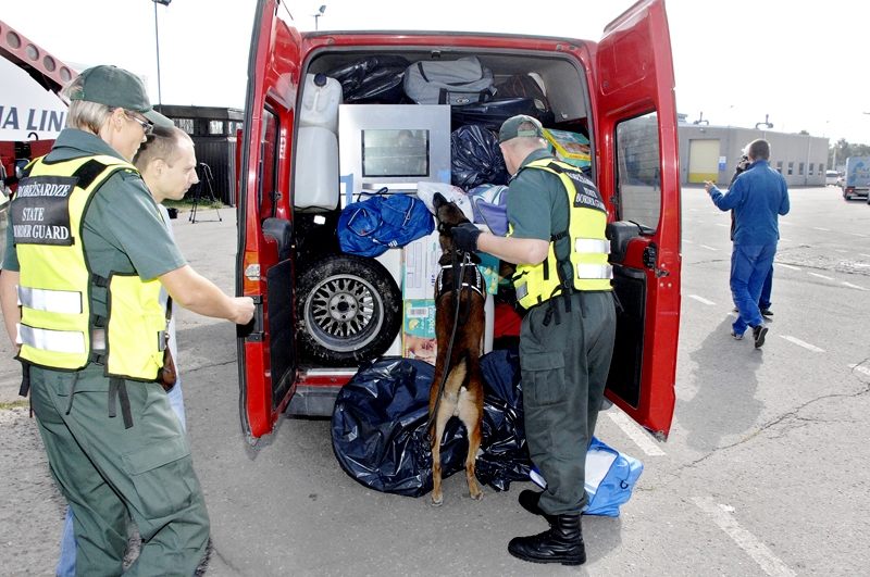Rīgas pasažieru ostā iebraucošā transporta kontrolei izmanto arī īpaši apmācītus suņus. Viņu uzdevums ir atrast transporta līdzekļos paslēptās narkotikas.
Autors: Ivars Bogdanovs